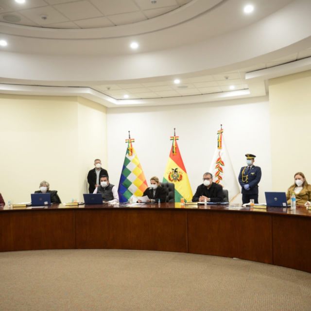 Áñez y sus ministros coordinan acciones para "reforzar seguridad en el país"