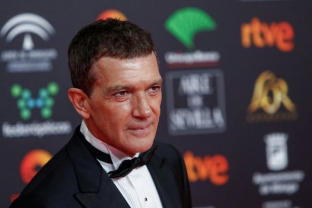 Actor español Antonio Banderas dice tiene coronavirus, se siente "relativamente bien"