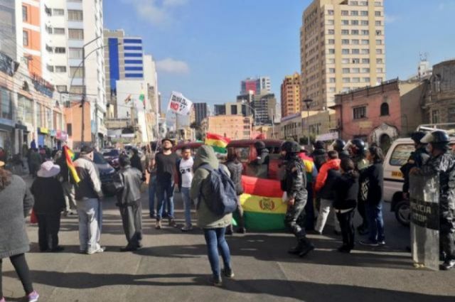 Levantan los bloqueos en Cochabamba y otros departamentos pero se mantienen en La Paz