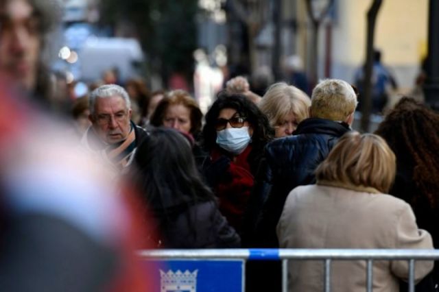 Covid-19: España prohíbe fumar en la vía pública