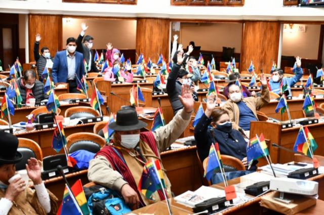 Cámara de Diputados aprueba dos créditos por $us 704 millones