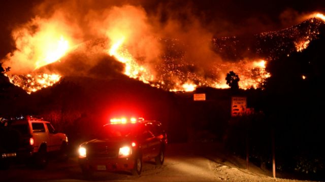 Bomberos luchan por contener 560 incendios en EEUU
