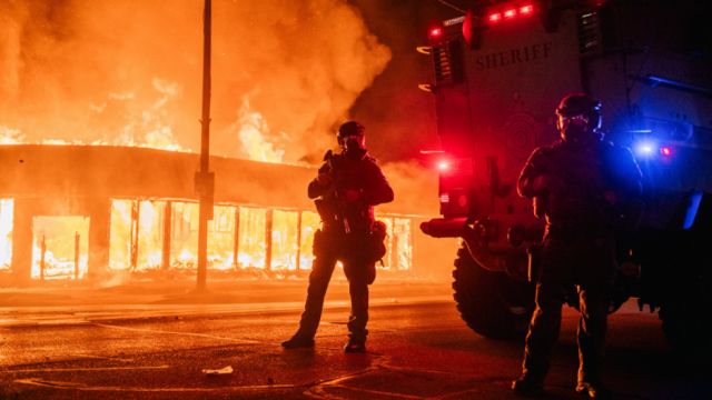 Wisconsin aumentará presencia de Guardia Nacional para seguridad de manifestantes y protección de edificios durante protestas