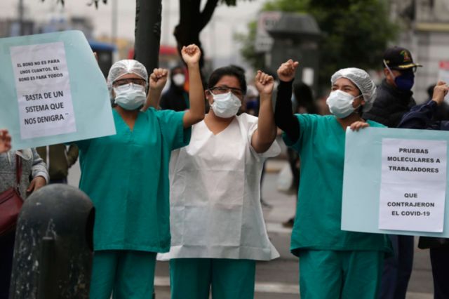 Covid-19: médicos en Perú protestan por más recursos