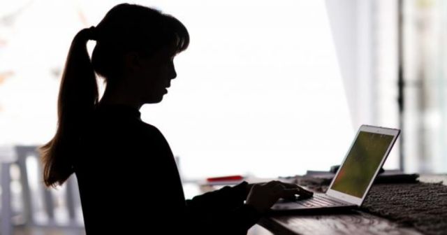Profesora muere mientras daba clases por Zoom