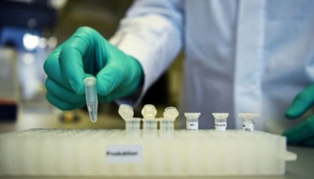 AstraZeneca y Oxford suspendieron los ensayos de la vacuna contra el Covid por efectos adversos