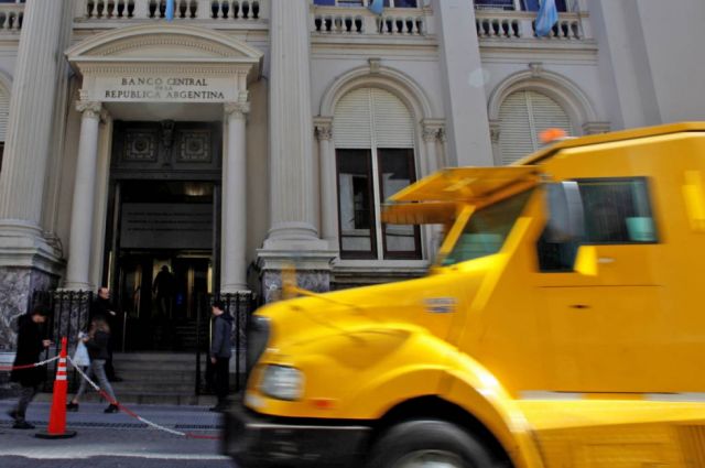 Argentina impone un supercepo al dólar para frenar la sangría de reservas del Banco Central