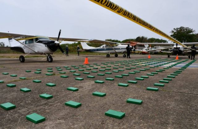 FELCN confisca avionetas, armas y droga en Beni