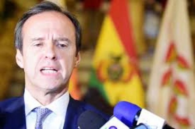 Tuto presenta una encuesta y desafía al TSE a que lo inhabilite