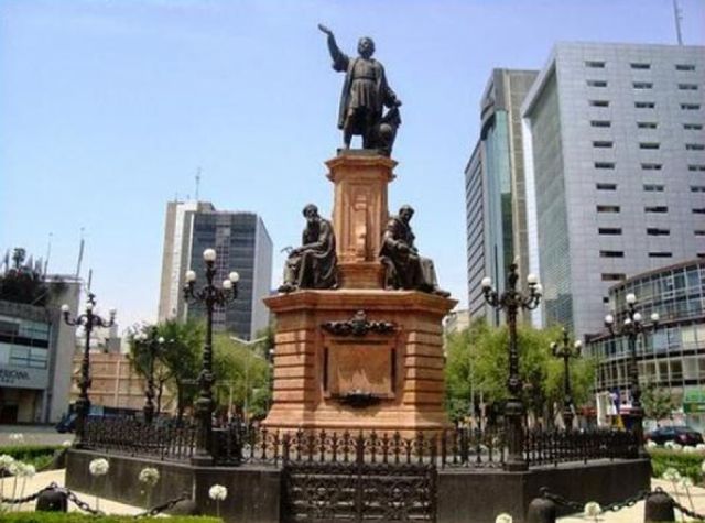 Retiran la estatua de Colón previo a marchas en México