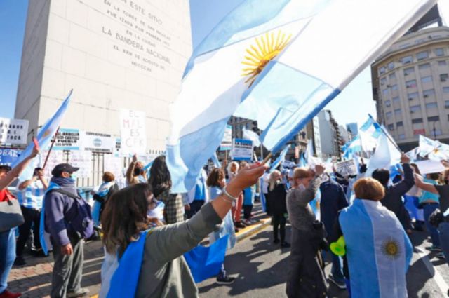 Afines al gobierno defienden a Alberto y Cristina