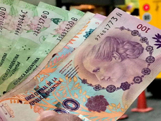 Peso argentino vuelve a devaluarse