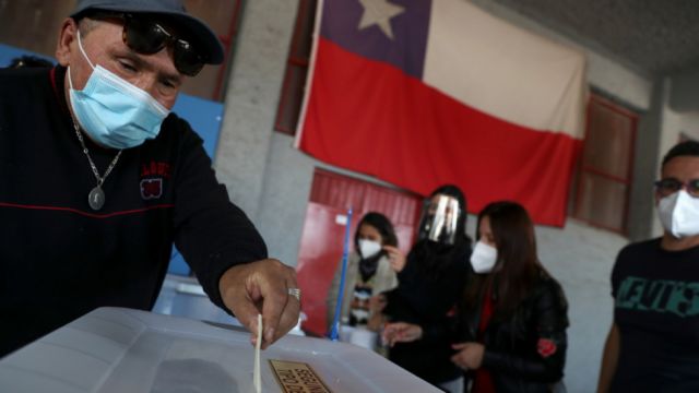 Plebiscito en Chile culmina con tranquilidad, alta afluencia, protocolos por la pandemia y a la expectativa de los resultados