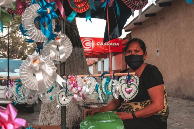 “Doña Teo”: 41 años haciendo guirnaldas para Todos Santos