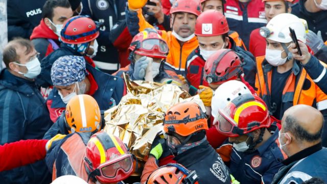 Rescatan a una niña de 3 años que pasó 65 horas atrapada bajo los escombros después del terremoto de magnitud 6,6 en Turquía