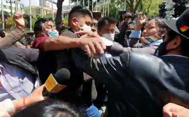 Agreden a Quispe cuando confirmaba su candidatura en plaza Murillo