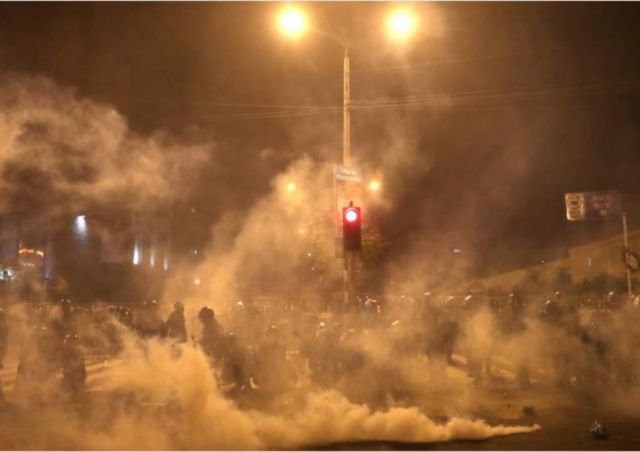 Al menos 27 heridos tras violentas protestas en Perú por destitución de presidente Vizcarra