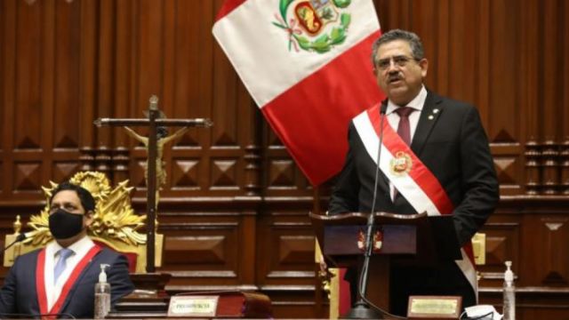Merino renuncia a la presidencia de Perú tras muertes y enfrentamientos