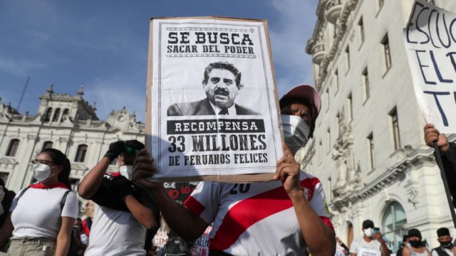 El líder del Congreso de Perú pide la renuncia al recién nombrado presidente interino Manuel Merino