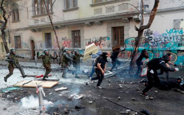 Fuertes choques entre manifestantes y policías en Chile