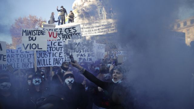 Violentos disturbios en París durante una multitudinaria protesta en contra de la violencia de las fuerzas de seguridad