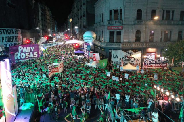 Diputados de Argentina aprueban la legalización del aborto y el proyecto pasa al Senado