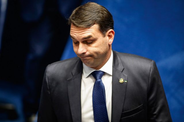 Piden investigar ayuda ilícita a Flávio Bolsonaro