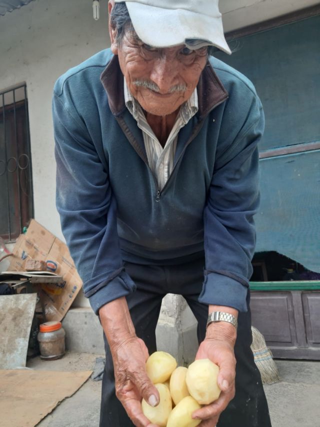 Lorenzo, el “señor de las papas”  de la calle Colorados en Tarija