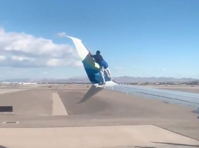 Un hombre se subió al ala de un avión cuando estaba a punto de despegar 