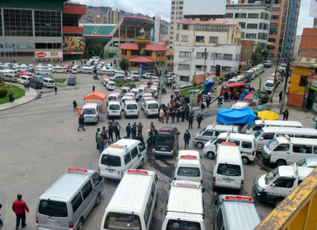 Choferes paceños desisten pedido de ampliar horarios