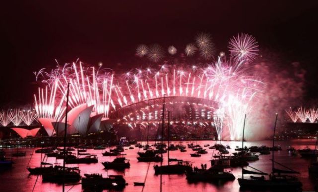 Fuegos artificiales sobre calles vacías pasan la página del 2020