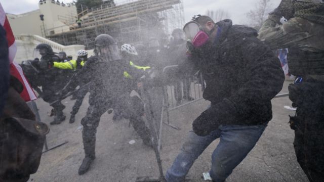 Decretan toque de queda en Columbia por protestas en el Capitolio