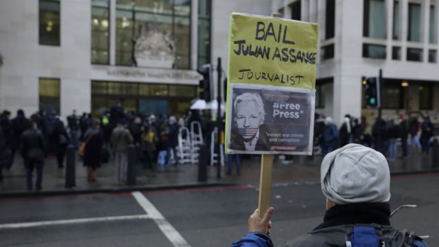 La Justicia británica se niega a liberar a Assange bajo fianza