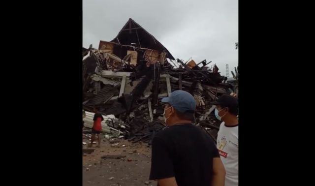 Al menos 3 muertos y 24 heridos tras un fuerte terremoto en Indonesia
