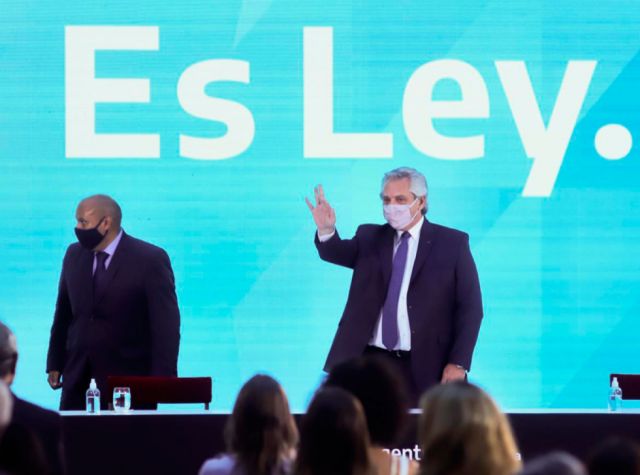 Alberto Fernández promulga Ley del aborto legal