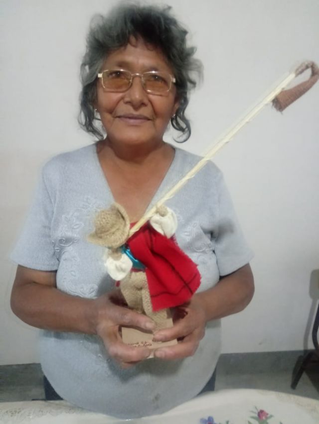 Ruth y sus muñecos tarijeños de “chala” que cruzan el continente 