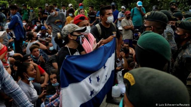 Policía de Guatemala intenta parar caravana de migrantes