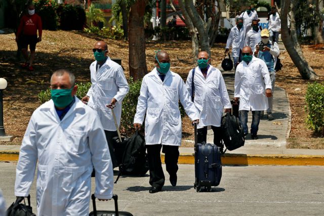 Covid: En Perú piden retorno de médicos cubanos