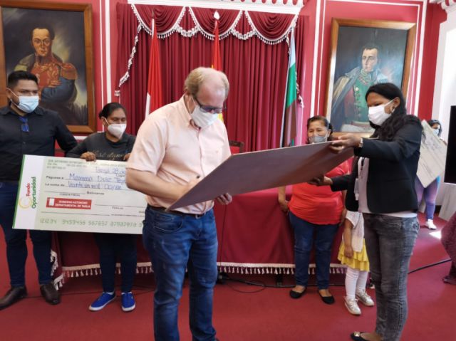 Gobernación entrega nuevos créditos del Fondo Oportunidad en Tarija 