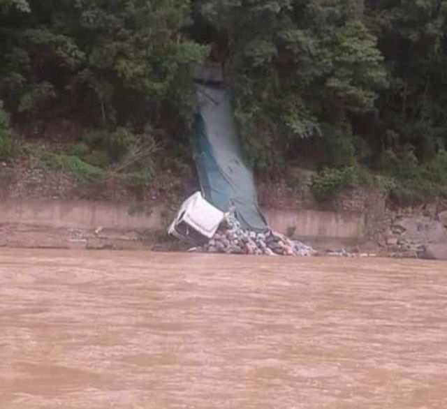 Camión se  embarranca y deja a chofer con fracturas 