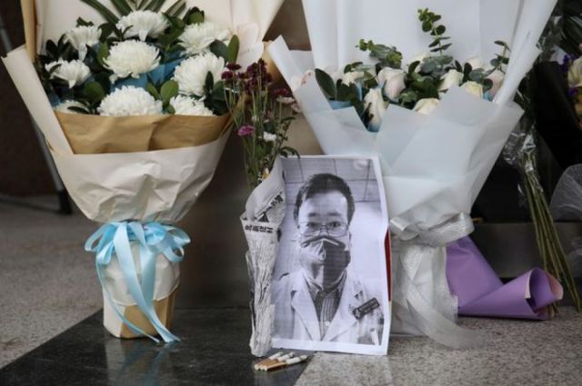 Los residentes de Wuhan recuerdan al médico 'denunciante' del coronavirus un año después de su muerte
