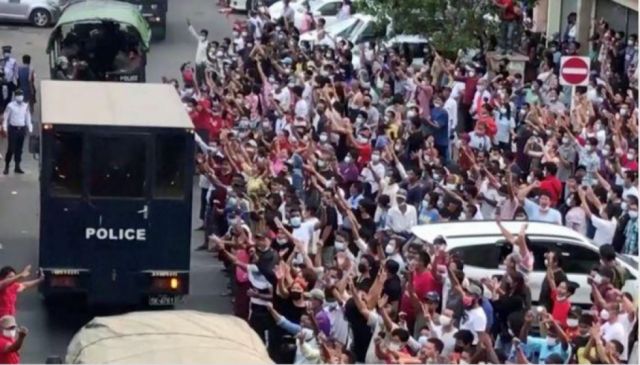Miles de personas protestan contra el golpe de Estado en Myanmar a pesar de la prohibición de Internet