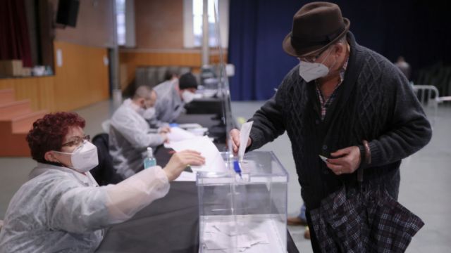 El PSC gana, pero el independentismo suma mayoría la elección en Cataluña
