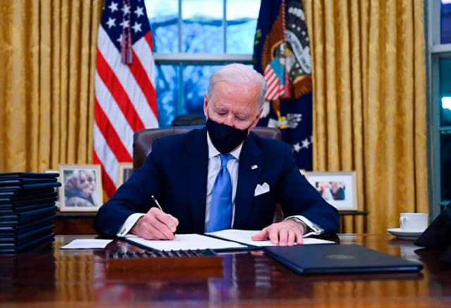 Biden firma paquete económico ante el Covid-19 en EEUU