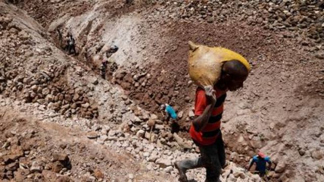VIDEO: Descubrimiento de una 'montaña de oro' en la RD de Congo con una concentración de hasta 90 % del metal precioso desata una masiva fiebre de oro