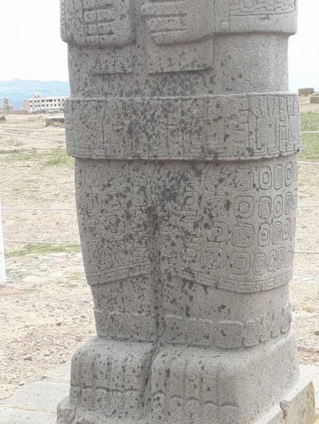 Tras deteriorar 15 bloques líticos de Tiwanaku, pastor alega que fue por un ‘acto religioso’