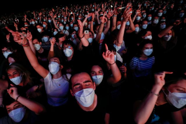 5.000 fanáticos acuden a un concierto en Barcelona tras pasar la prueba del coronavirus el mismo día 