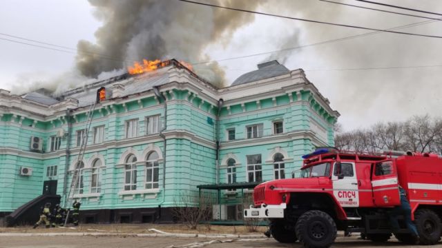 "No hay otra opción": médicos rusos continúan con una cirugía a corazón abierto en medio de un incendio en la clínica
