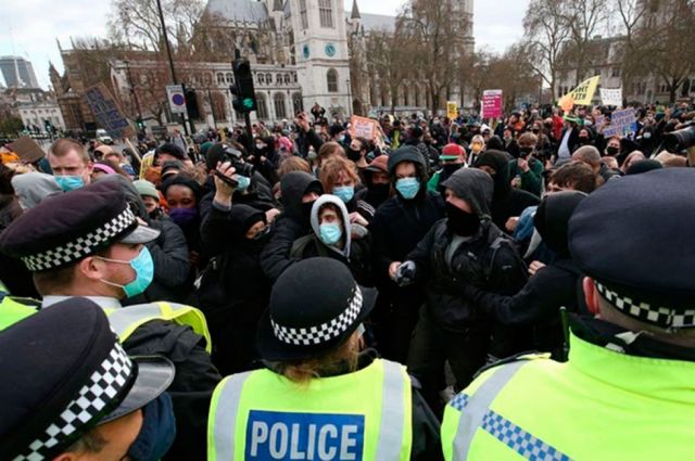 Protesta en Londres deja un centenar de detenidos