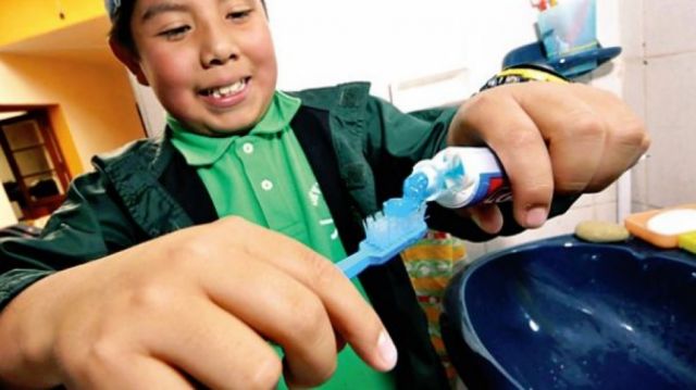 La importancia de cuidar los dientes  de leche y las claves para hacerlo